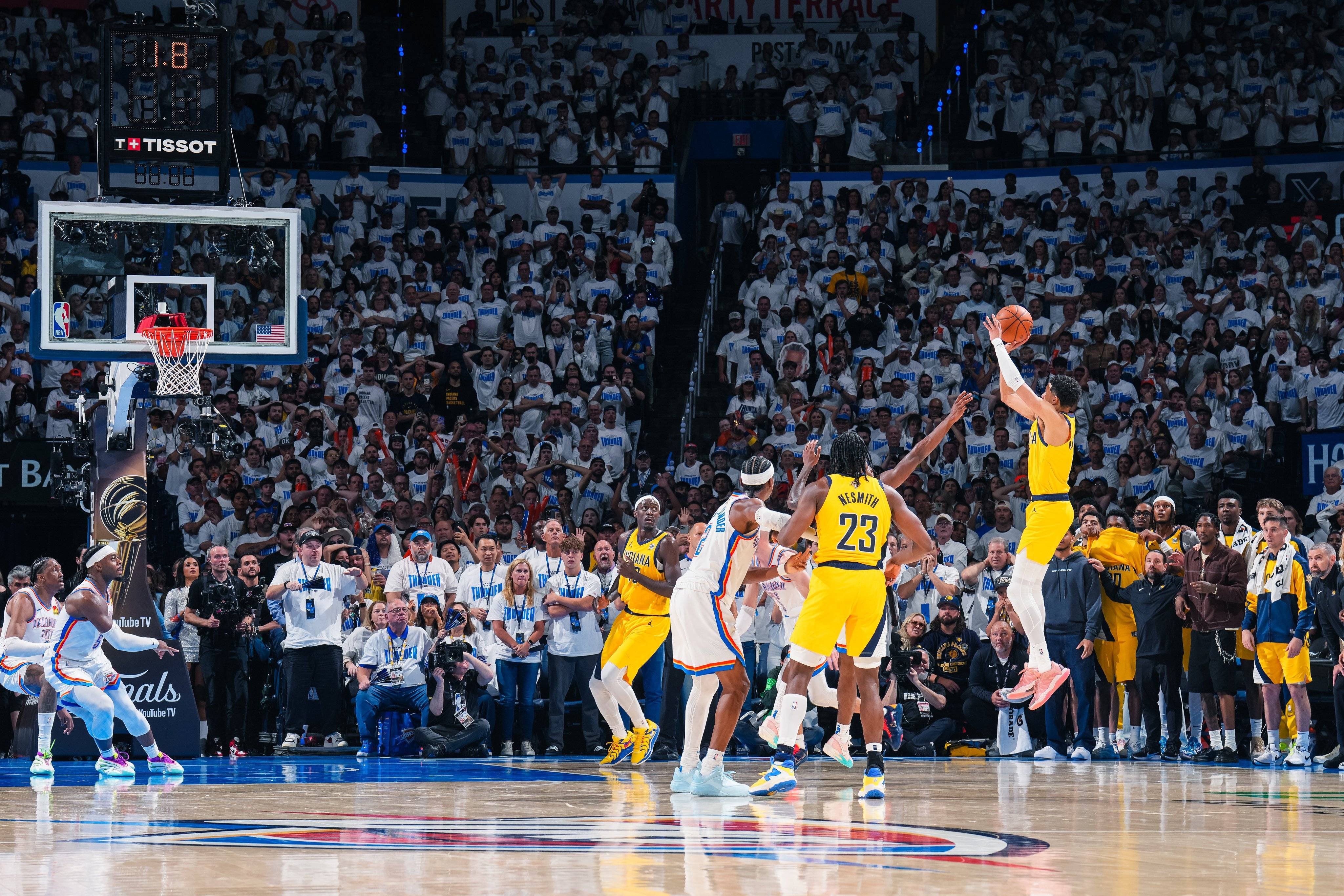 NBA精彩时刻回顾：关键三分，绝杀胜利