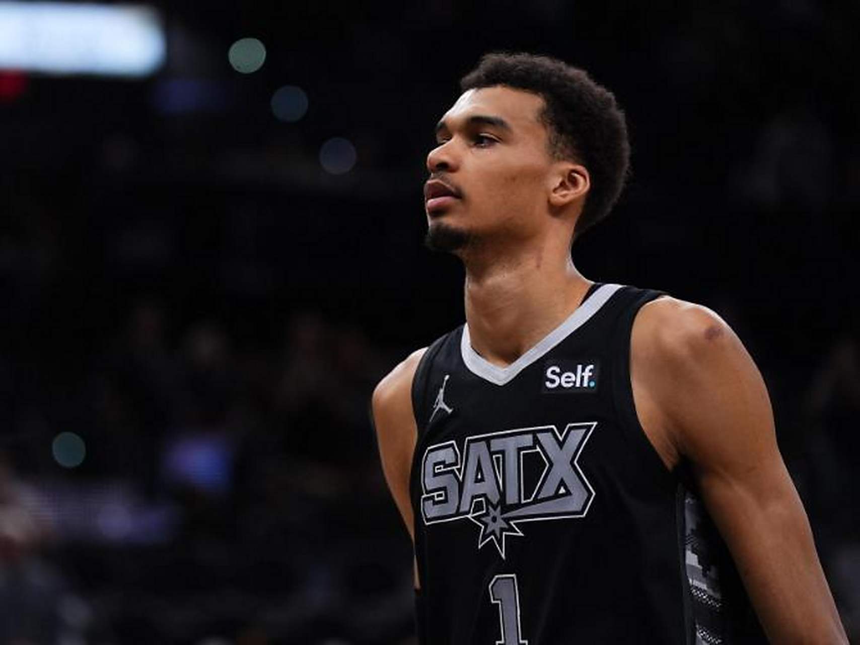 火箭战胜马刺拿下两连胜，教练称赞球员拼搏精神的简单介绍