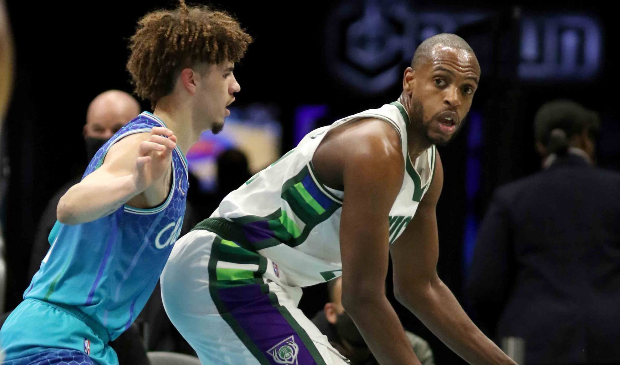 黄蜂完美合作，击败对手全力取胜